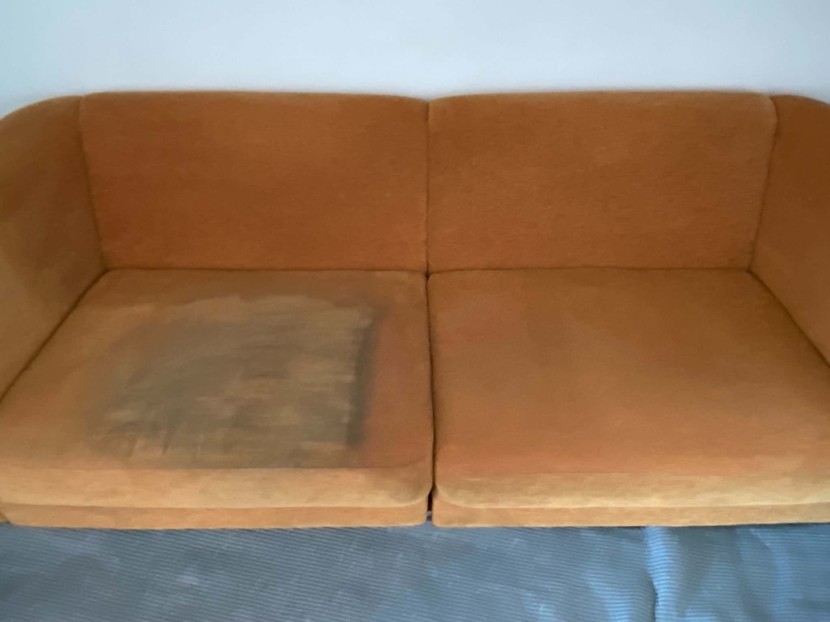 Gereinigtes Stoffsofa nach der Polsterreinigung durch GlattGlanz Team