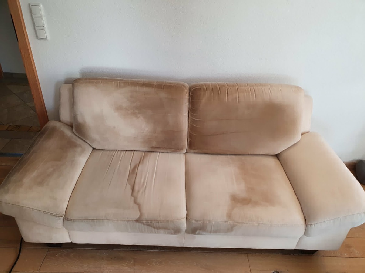 Verschmutztes Stoffsofa vor der Polsterreinigung in München