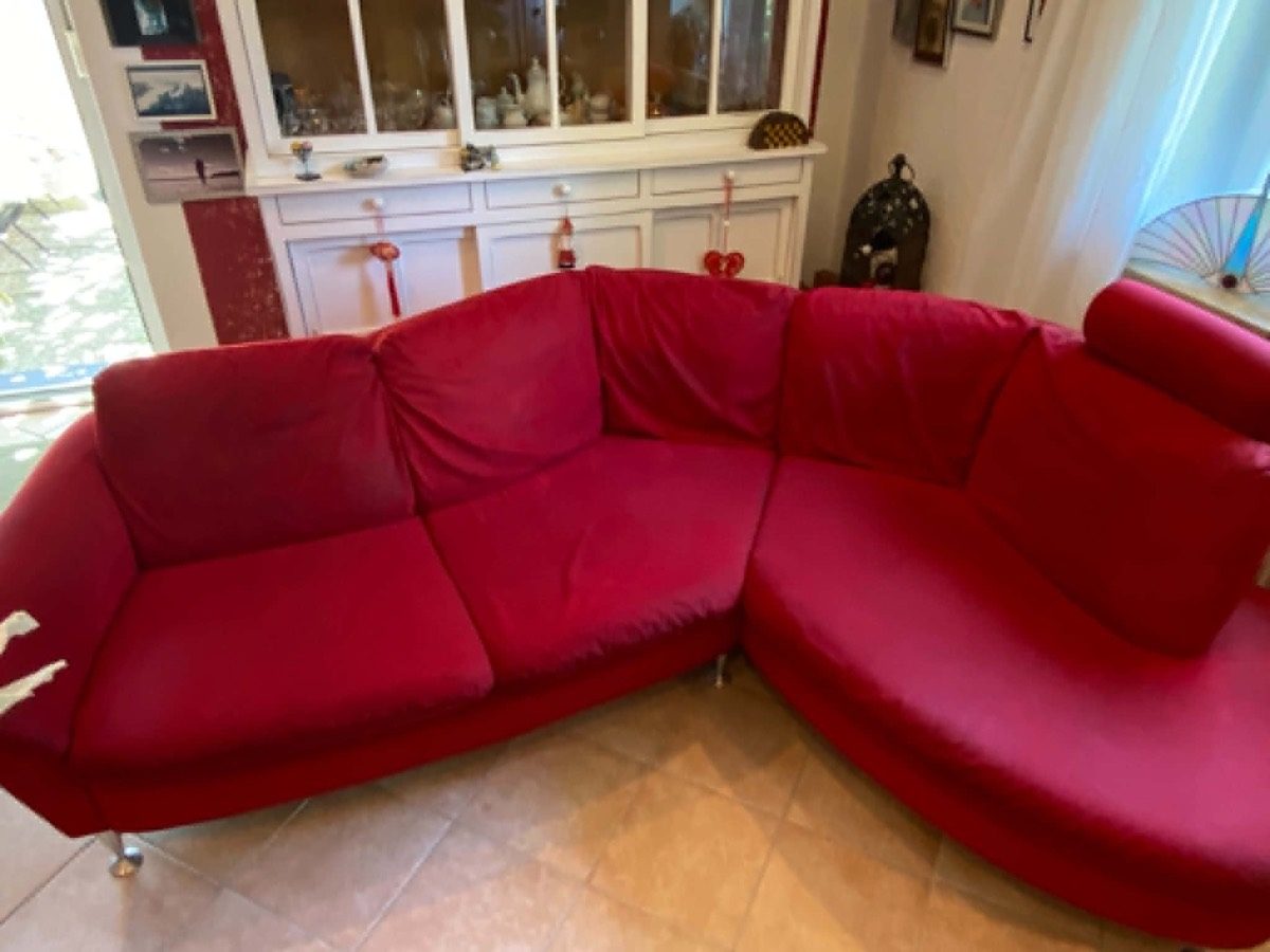 Gereinigtes Stoffsofa nach der Polsterreinigung durch GlattGlanz Team